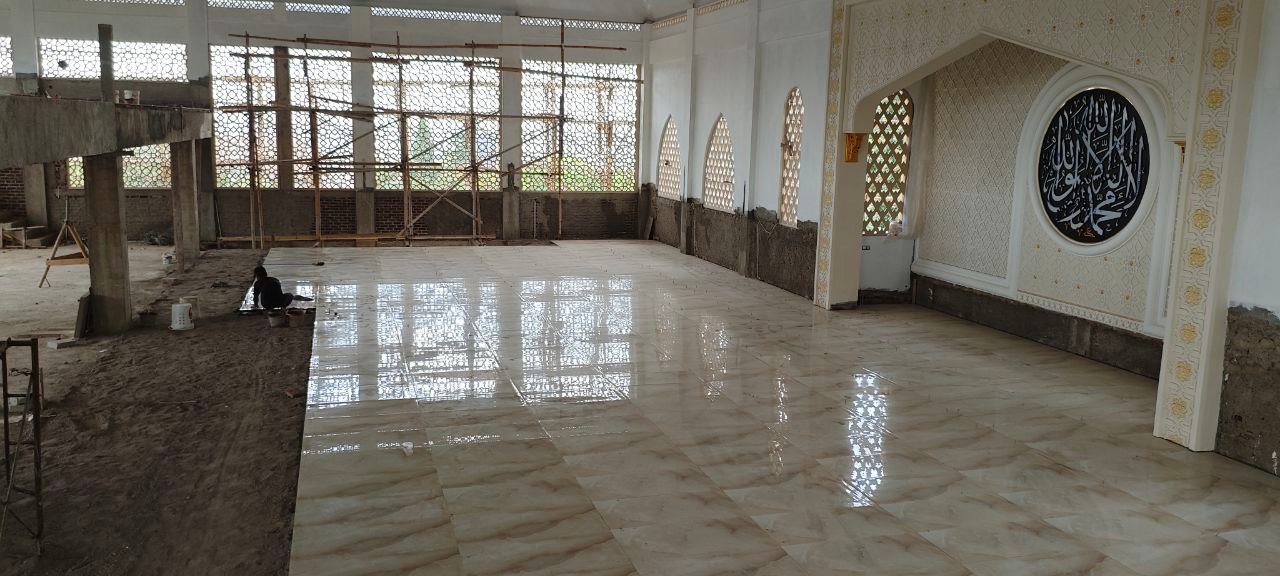 A large room with a tile floor

AI-generated content may be incorrect.