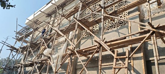 A scaffolding on a building AI-generated content may be incorrect.