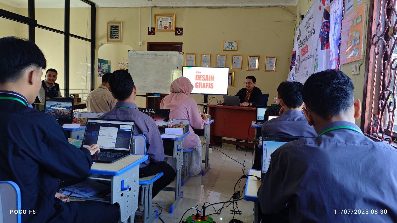 A group of people in a classroom

AI-generated content may be incorrect.