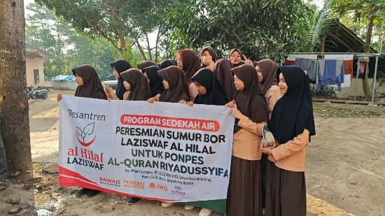 A group of women holding a banner

AI-generated content may be incorrect.