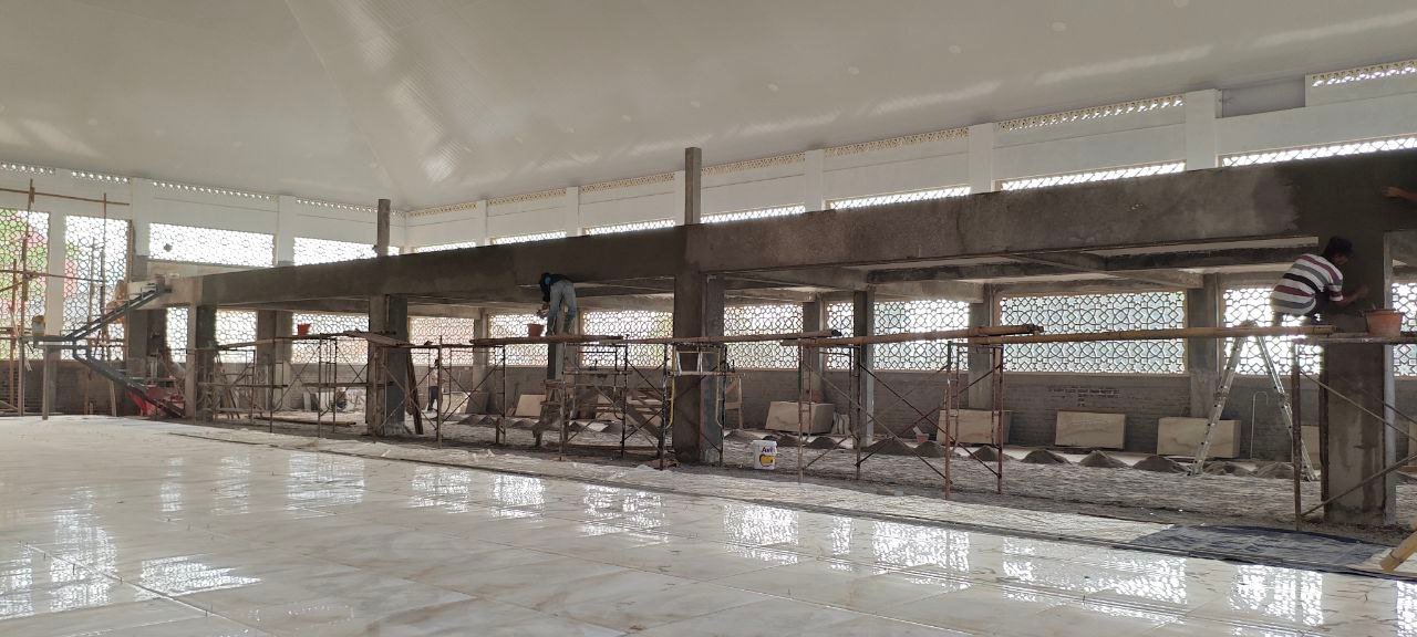 A large room with a metal fence

AI-generated content may be incorrect.