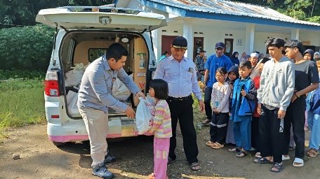 A person and a child getting food from a van AI-generated content may be incorrect.