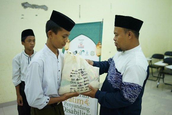 A person holding a bag of food

AI-generated content may be incorrect.