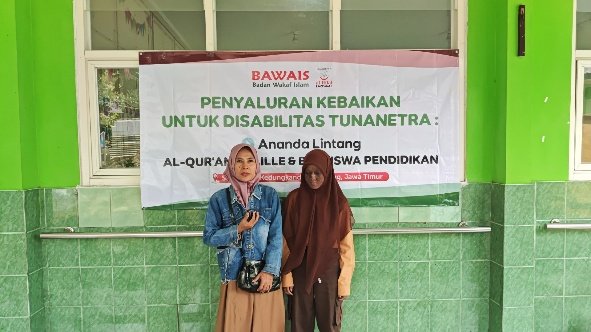 Two women standing in front of a banner

AI-generated content may be incorrect.