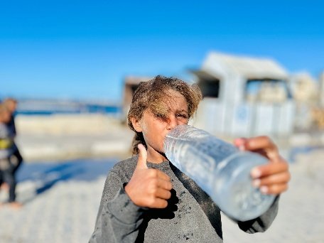 A child drinking from a plastic bottle

AI-generated content may be incorrect.