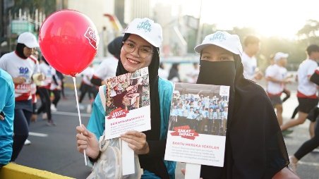 A couple of women holding signs and a balloon

AI-generated content may be incorrect.