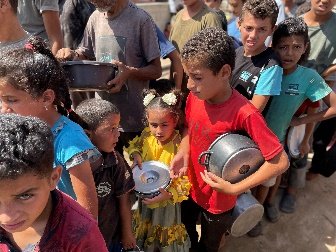 A group of children holding pots

AI-generated content may be incorrect.