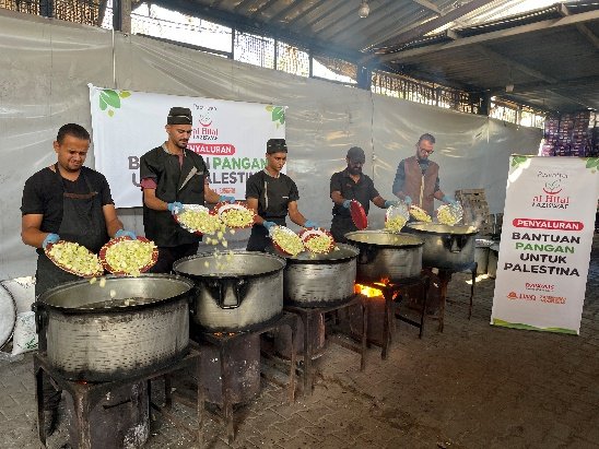 A group of men cooking food

AI-generated content may be incorrect.