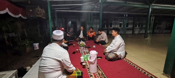 A group of men sitting on a red carpet

AI-generated content may be incorrect.