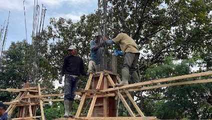 A group of men working on a structure

AI-generated content may be incorrect.