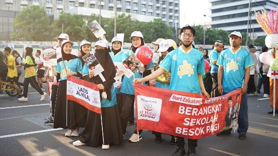 A group of people holding signs and flags

AI-generated content may be incorrect.
