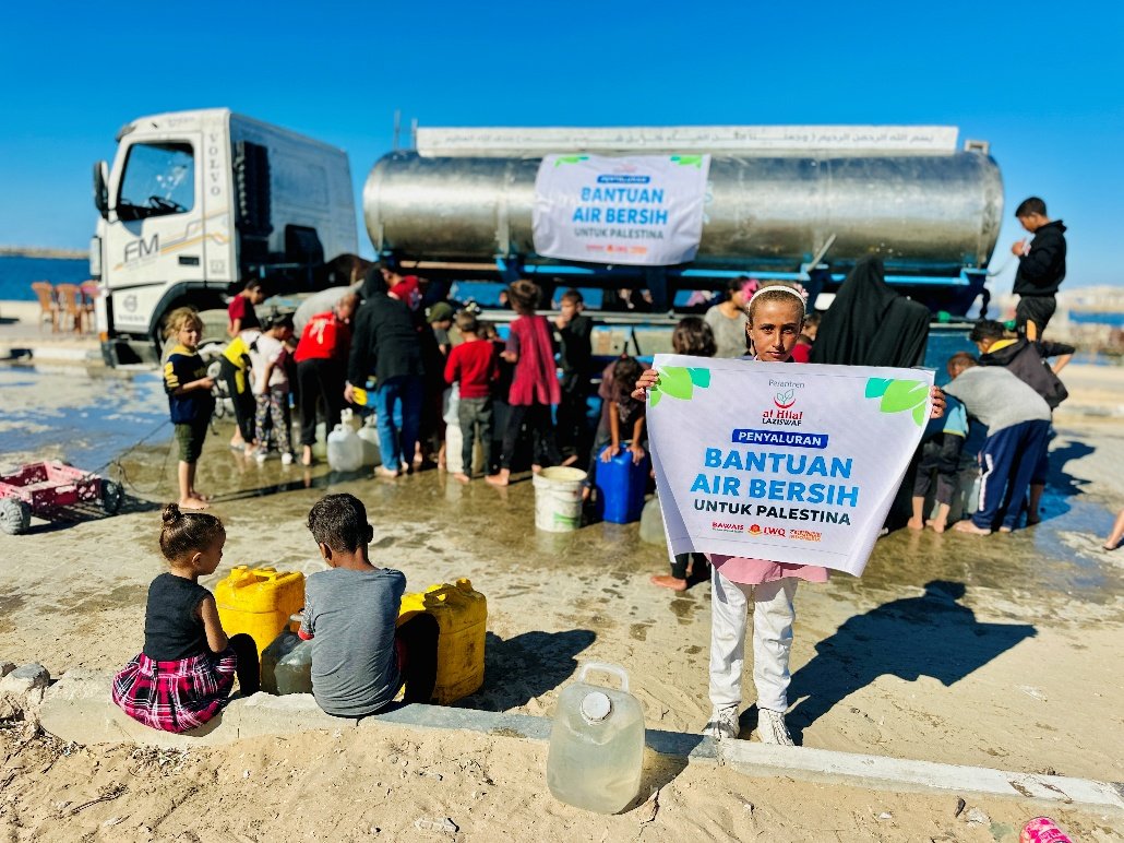 A group of people standing near a truck

AI-generated content may be incorrect.
