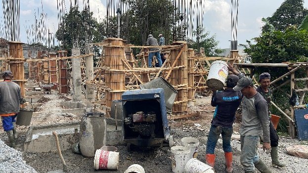 A group of people working at a construction site

AI-generated content may be incorrect.