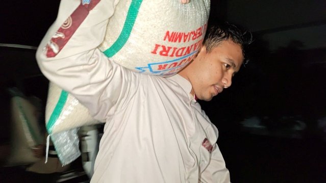 A person carrying a large bag of sand

AI-generated content may be incorrect.