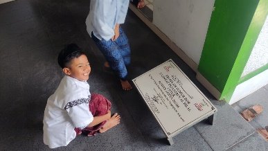 A child kneeling on the floor next to a sign

AI-generated content may be incorrect.