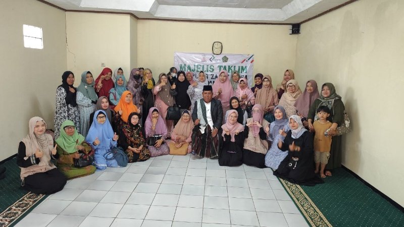 A group of people posing for a photo

AI-generated content may be incorrect.