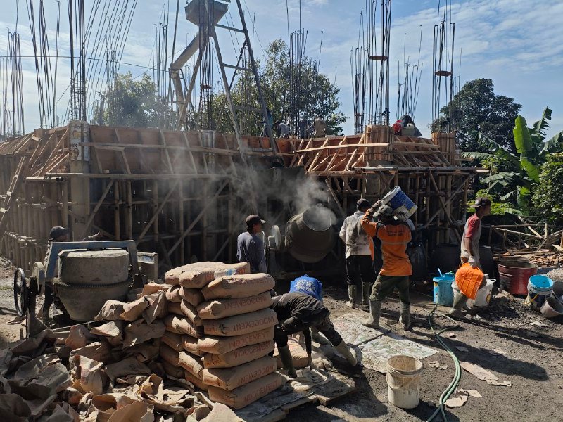 A group of people working at a construction site

AI-generated content may be incorrect.