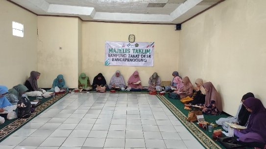 A group of women sitting in a room

AI-generated content may be incorrect.