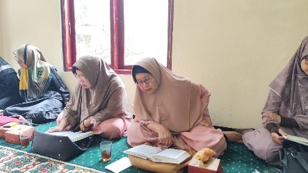 A group of women sitting on the floor

AI-generated content may be incorrect.
