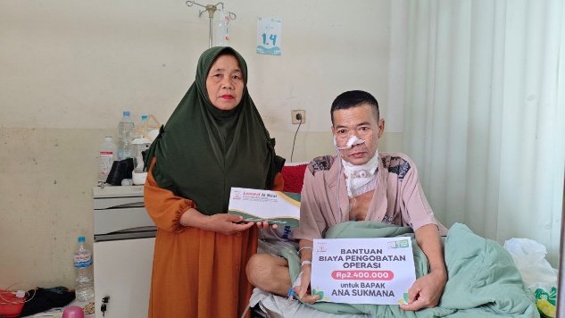 A person with a bandage on his face holding a sign

AI-generated content may be incorrect.