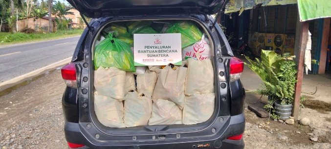 A car with bags in the back

AI-generated content may be incorrect.