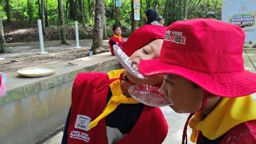 A child in red hat and capes eating from a plate

AI-generated content may be incorrect.