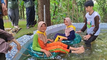 A group of children sitting in a pool of water

AI-generated content may be incorrect.