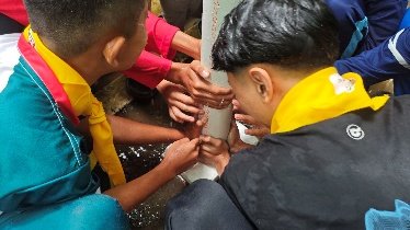 A group of people holding a white tube

AI-generated content may be incorrect.