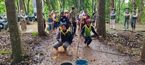 A group of people in a forest

AI-generated content may be incorrect.