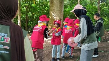 A group of people in red jackets

AI-generated content may be incorrect.