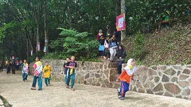 A group of people running on a dirt road

AI-generated content may be incorrect.