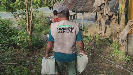 A person carrying bags of food

AI-generated content may be incorrect.