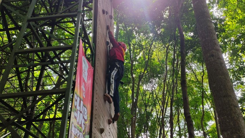 A person climbing a rock wall

AI-generated content may be incorrect.