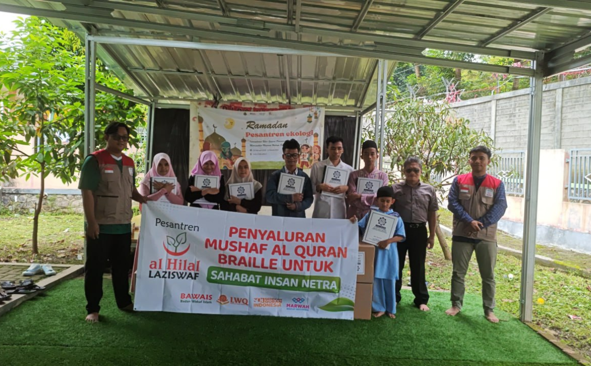 Tingkatkan Semangat Santri Tunanetra Belajar Al Quran, LAZISWAF Al Hilal Salurkan Mushaf Braille di SLB YKB A Garut