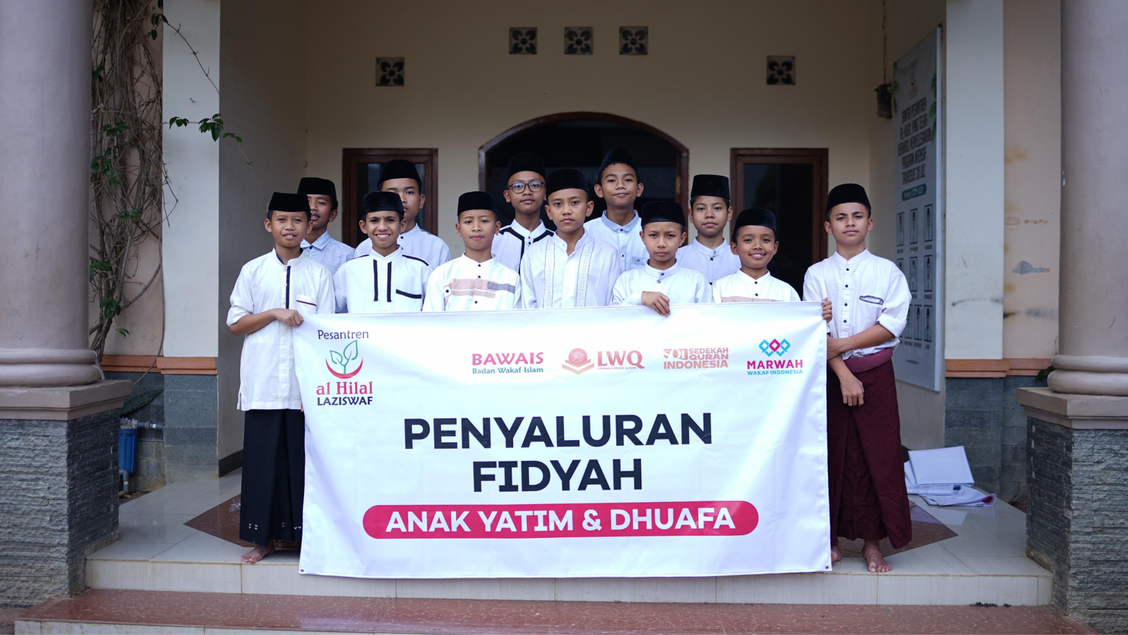 Salurkan Amanah Titipan Orang Baik, Zakat Fitrah dan Fidyah Disalurkan untuk Yatim Dhuafa di Pesantren Al Hilal 1 Cililin