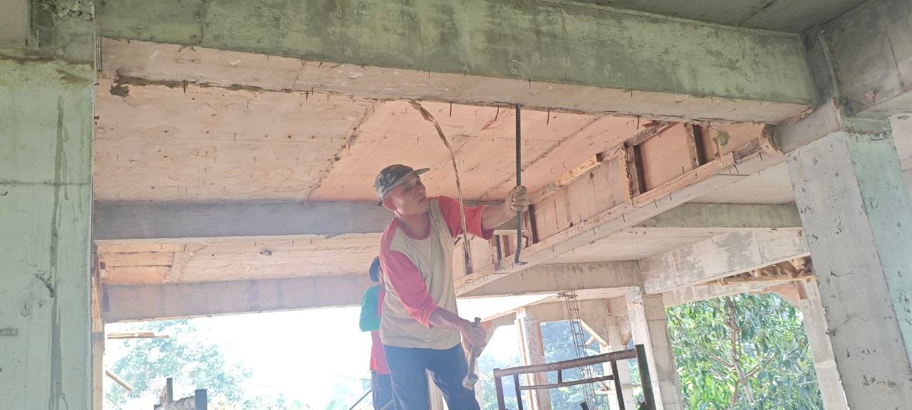 Pelepasan Bambu Blandar di Lantai 2, Pembangunan Asrama Pesantren Al Hilal Cibiru Terus Berlanjut