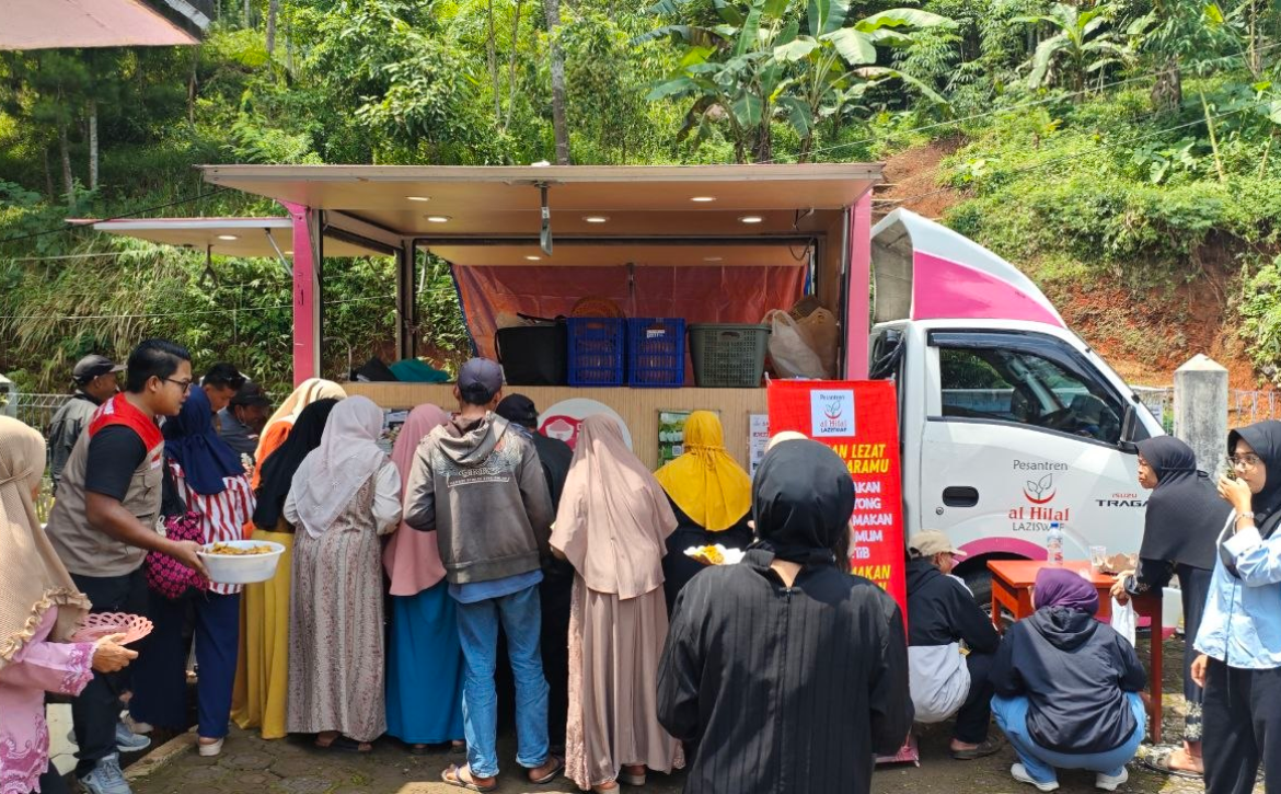 Hadirkan Program Warung Makan Untuk Lansia, 200 Porsi Makanan dan Layanan Kesehatan Dihadirkan di Desa Cilangari Bandung Barat