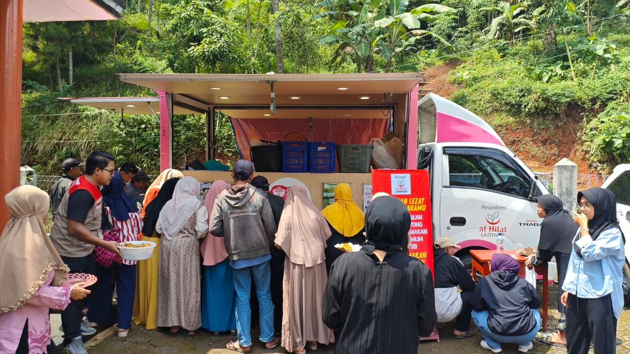Hadirkan Program Warung Makan Untuk Lansia, 200 Porsi Makanan dan Layanan Kesehatan Dihadirkan di Desa Cilangari Bandung Barat