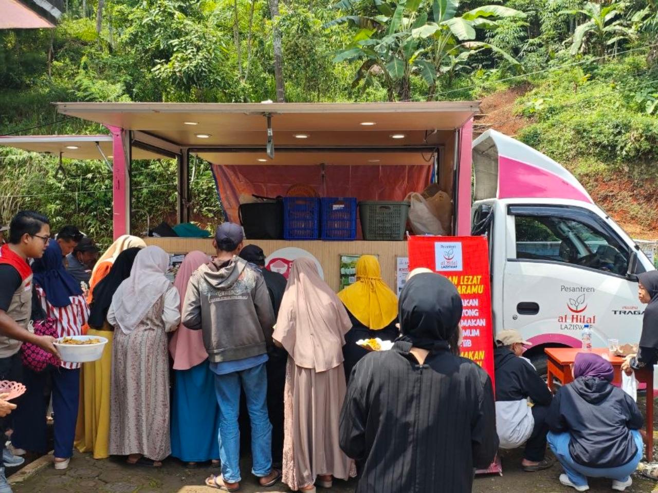 Hadirkan Program Warung Makan Untuk Lansia, 200 Porsi Makanan dan Layanan Kesehatan Dihadirkan di Desa Cilangari Bandung Barat
