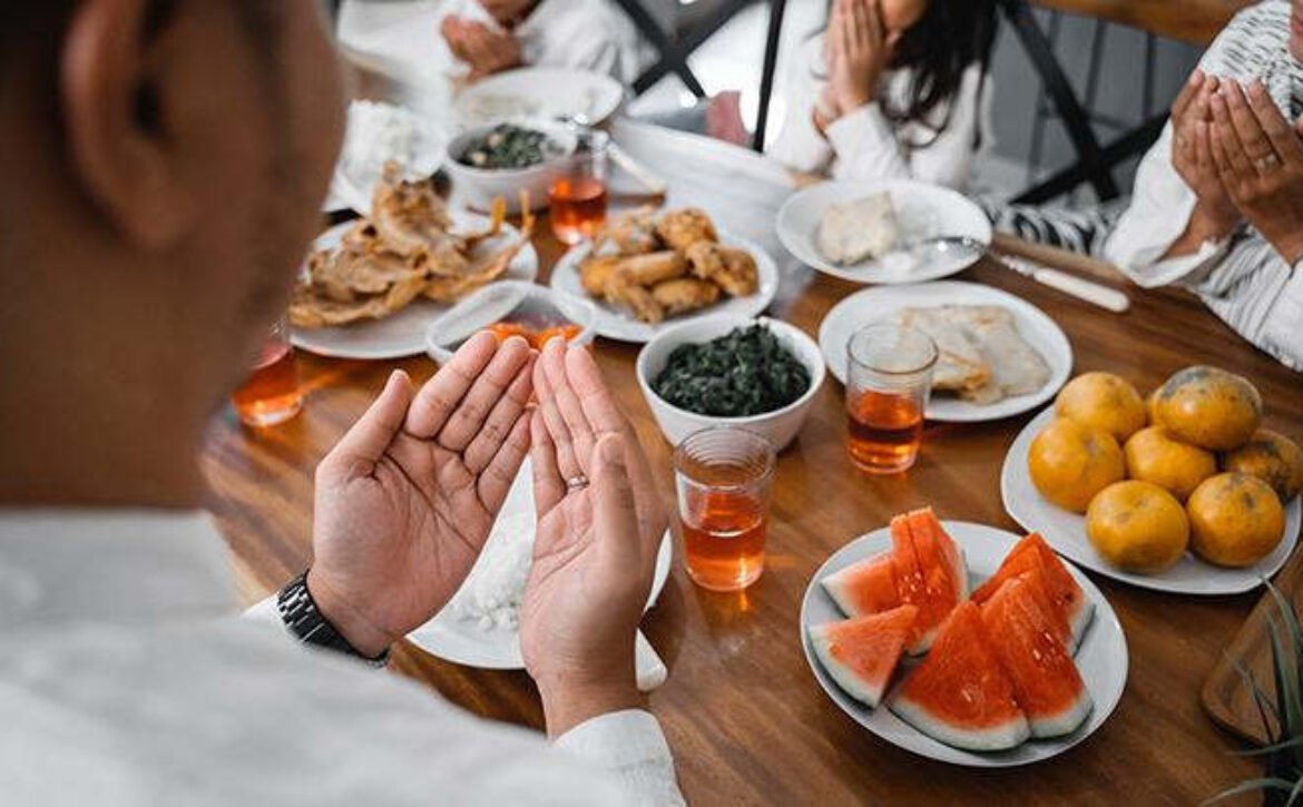 Keutamaan Memberi Hidangan Berbuka untuk Orang yang Berpuasa