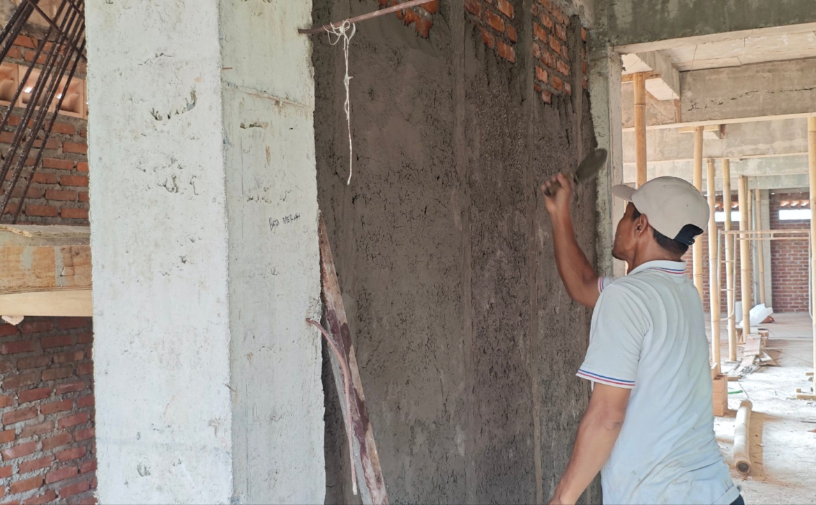 Pembangunan Asrama Santri Terus Berjalan, Plester Dinding Area Lantai 1 dan Lantai 2 Mulai Dilaksanakan