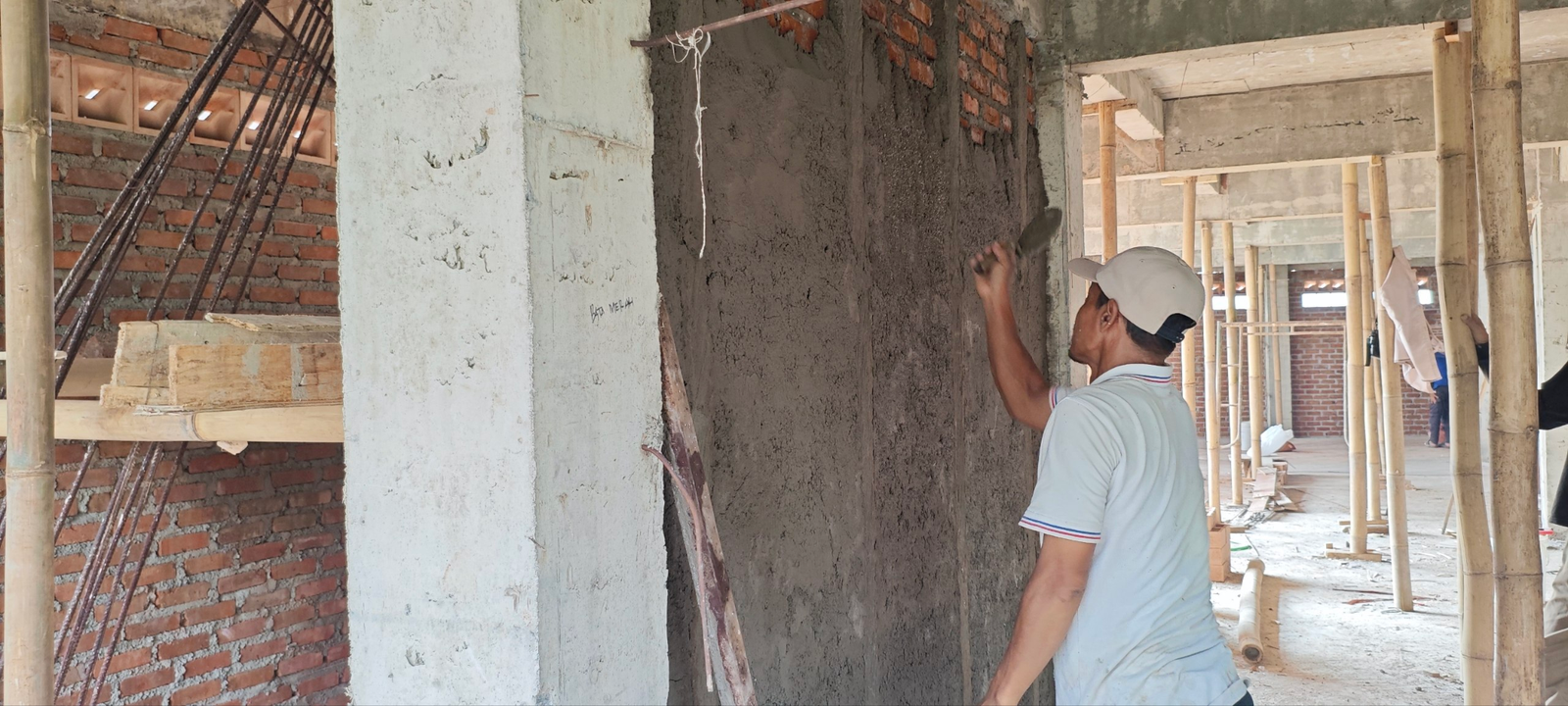 Pembangunan Asrama Santri Terus Berjalan, Plester Dinding Area Lantai 1 dan Lantai 2 Mulai Dilaksanakan