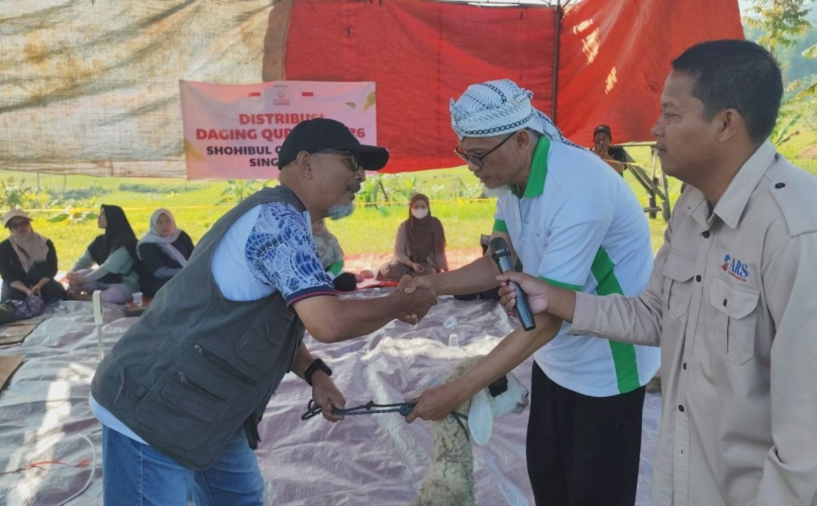 Hangatnya Silaturahmi Qurban, Donatur Singapura dan LAZISWAF Al Hilal Salurkan Daging Qurban Untuk Warga di Kampung Pabuaran