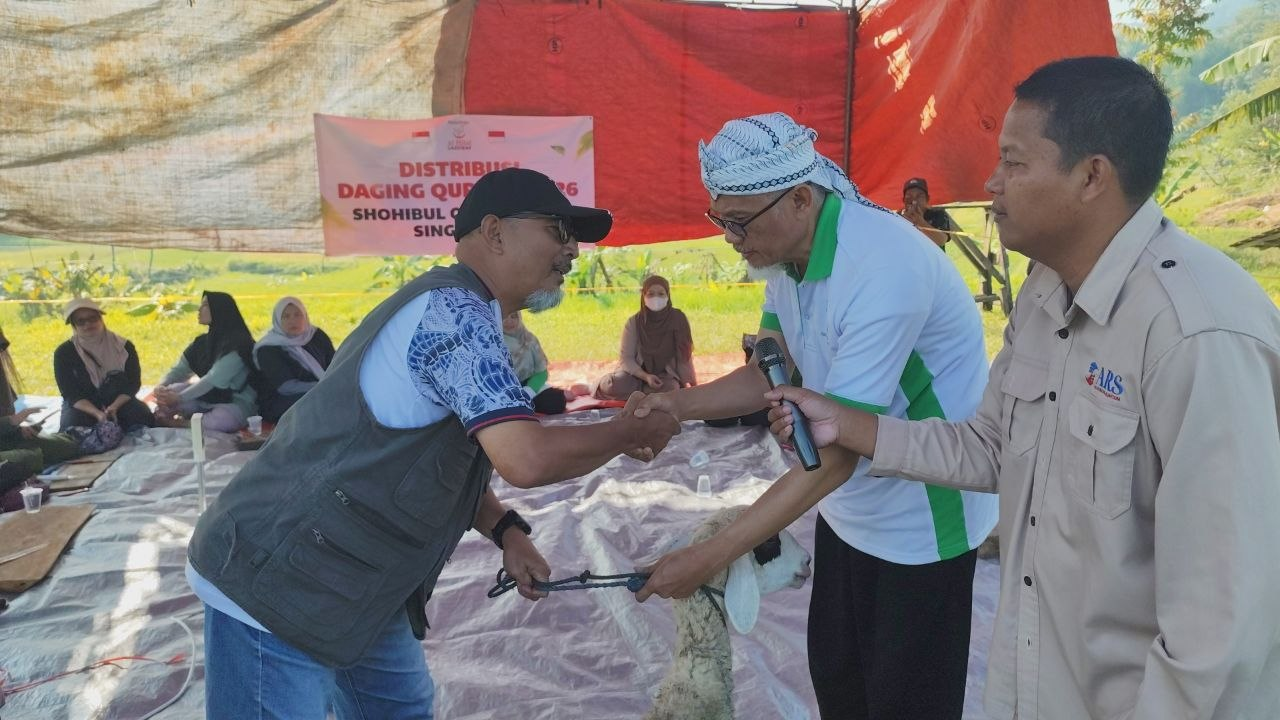 Hangatnya Silaturahmi Qurban, Donatur Singapura dan LAZISWAF Al Hilal Salurkan Daging Qurban Untuk Warga di Kampung Pabuaran