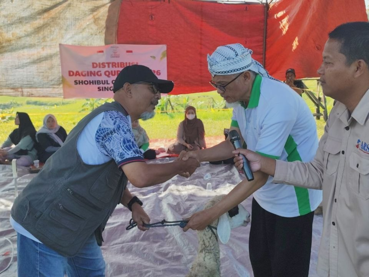 Hangatnya Silaturahmi Qurban, Donatur Singapura dan LAZISWAF Al Hilal Salurkan Daging Qurban Untuk Warga di Kampung Pabuaran