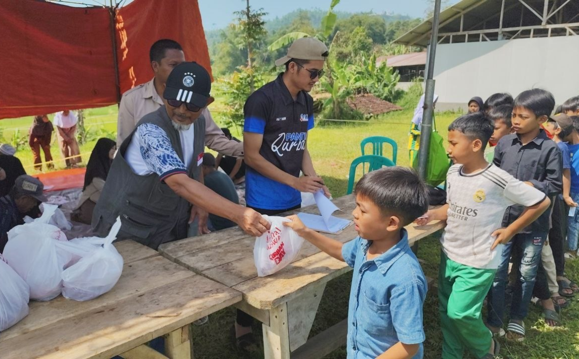 LAZISWAF Al Hilal dan Donatur Singapura Salurkan Hewan Qurban ke Pelosok Cibitung