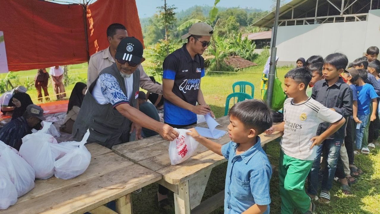 LAZISWAF Al Hilal dan Donatur Singapura Salurkan Hewan Qurban ke Pelosok Cibitung