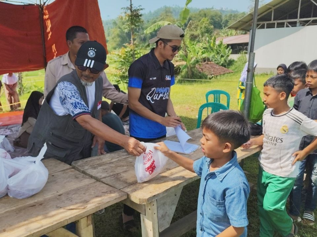 LAZISWAF Al Hilal dan Donatur Singapura Salurkan Hewan Qurban ke Pelosok Cibitung