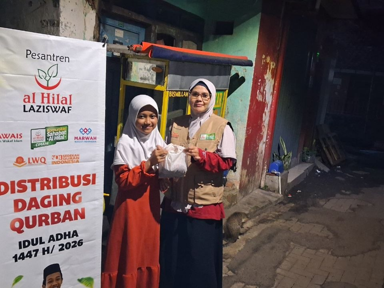 Sahabat Al Hilal Salurkan Ratusan Paket Daging Qurban Hadirkan Kebahagiaan untuk Masyarakat dan Santri Yatim di Pelosok