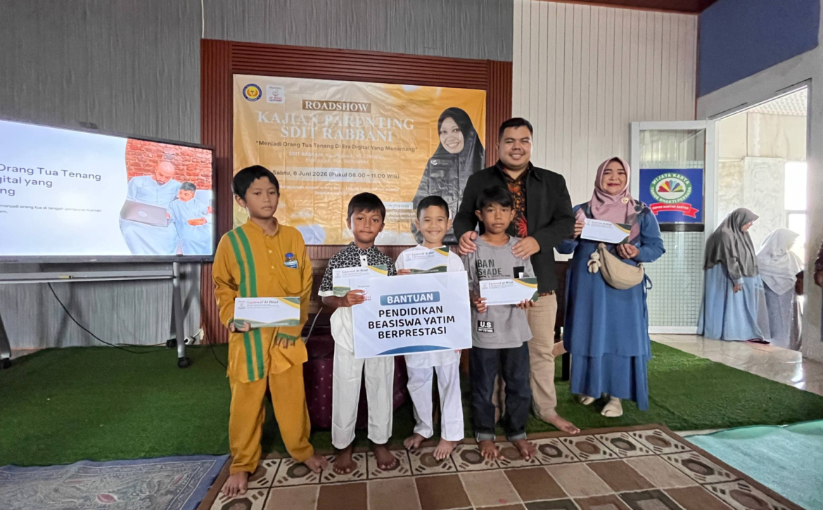 LAZISWAF Al Hilal Salurkan Bantuan Pendidikan untuk Anak Yatim Berprestasi